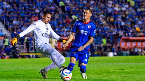 Ciudad de México a 23 de de mayo de 2024. Ángel Malagón y Uriel Antuna, durante el partido de ida de la final del torneo Clausura 2024 de la Liga BBVA MX, entre la Máquina Celeste del Cruz Azul y las Águilas del América, realizado en el estadio Ciudad de los Deportes. Foto: Imago7 / Diego Padilla