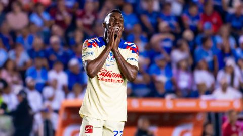 Julián Quiñones, delantero del América, se lamenta tras desaprovechar una oportunidad de gol en el segundo tiempo de la final contra Cruz Azul.