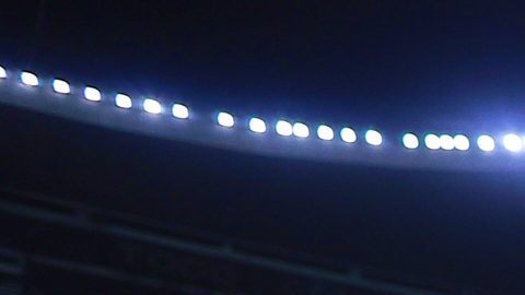 Cristian Calderón muestra su medalla de campeón del Clausura 2024.