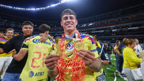 Cristian Calderón muestra su medalla de campeón del Clausura 2024.