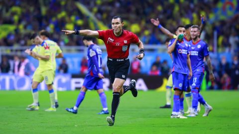 Ciudad de México, 26 de mayo de 2024. Marco Antonio Ortiz Nava, árbitro central marca penal, durante el partido de vuelta de la final del torneo Clausura 2024 de la Liga BBVA MX, entre las Águilas del América y la Máquina Celeste del Cruz Azul, celebrado en el Estadio Azteca. Foto: Imago7/ Eloisa Sánchez