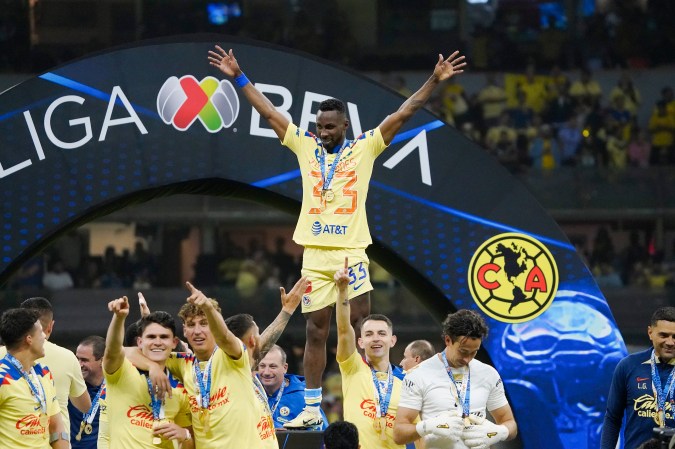 Julián Quiñones celebrando junto a sus compañeros de las Águilas del América luego de imponerse en la final del torneo Clausura 2024 de la Liga MX.