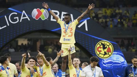 Julián Quiñones en la celebración del título.