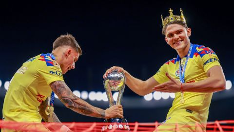 Brian Rodríguez e Israel Reyes celebran con el trofeo de la Liga MX.