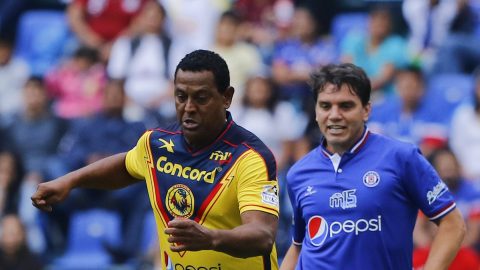 Ciudad de México, 8 de septiembre de 2018. Antonio Carlos Santos y Julio Cesar Pinheiro, durante el juego Clásico Joven de Leyendas Cruz Azul vs América “Adiós al Estadio Azul, celebrado en el estadio Azul. Foto: Imago7/