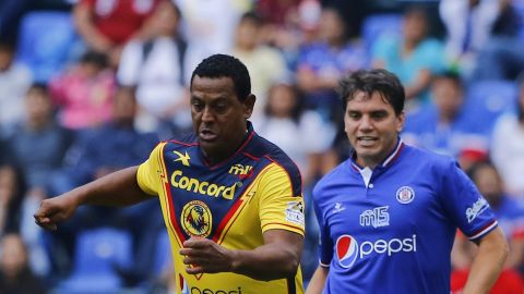 Ciudad de México, 8 de septiembre de 2018. Antonio Carlos Santos y Julio Cesar Pinheiro, durante el juego Clásico Joven de Leyendas Cruz Azul vs América “Adiós al Estadio Azul, celebrado en el estadio Azul. Foto: Imago7/