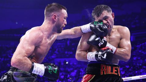 Josh Taylor (izq.) conecta a Jack "El Gato" Catterall durante la pelea del 25 de mayo en Leeds, Inglaterra, la cual tuvo un final polémico.