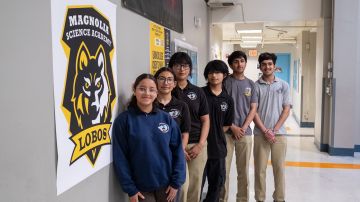 Estudiantes de la escuela Magnolia Science Academy 5 que ayudan a refugiados aprender ingles.