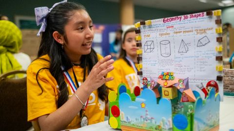 Airelin Kuh habla de su proyecto durante la exposición de STEAM de las escuelas publicas Magnolia en Long Beach.