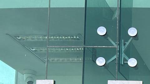 La maestra Rosa Higuera muestra su tarjeta de la pensión de Bienestar.  (Fotos Rosa Higuera)