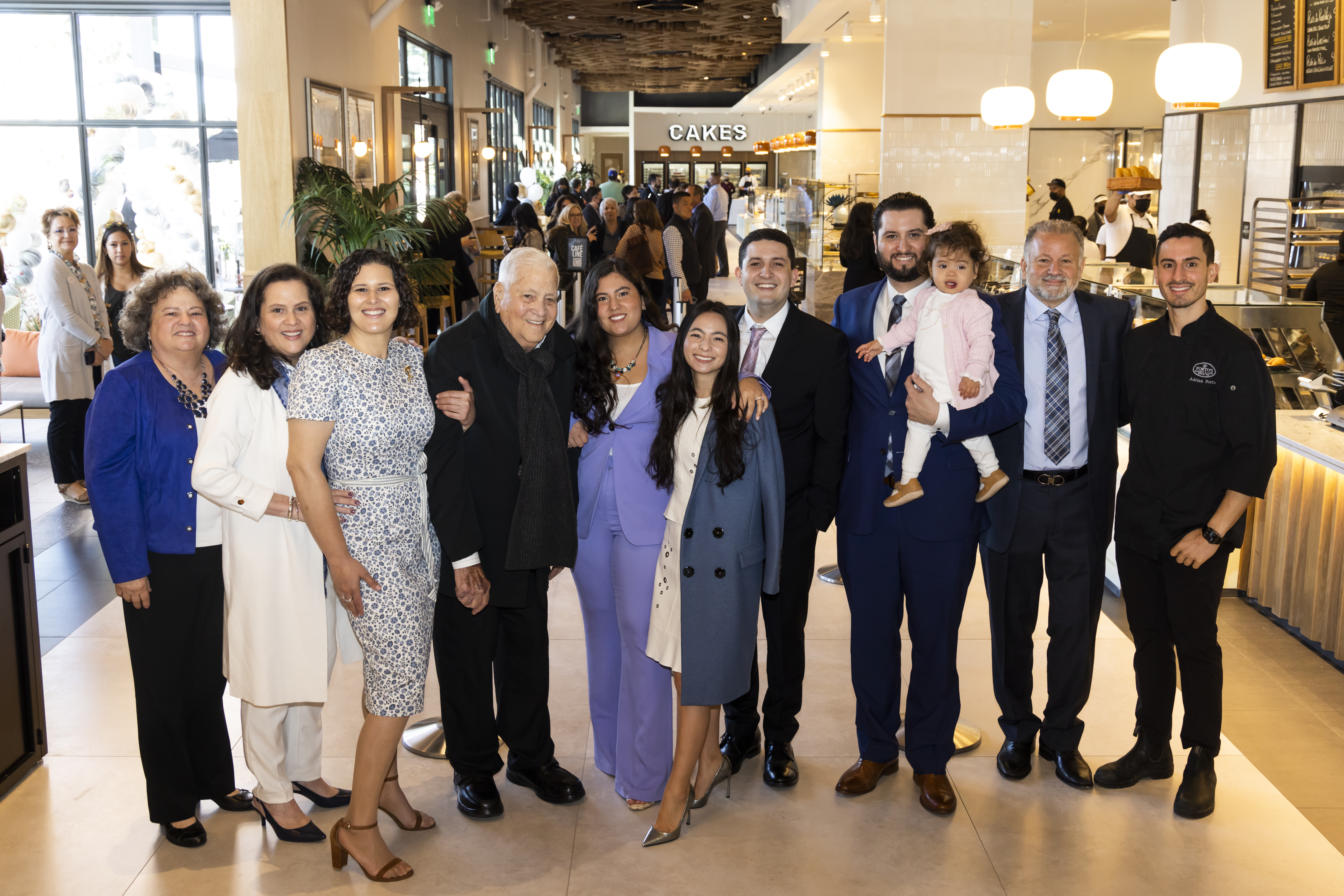 Familiares de Raúl Porto (centro) en la apertura del más reciente restaurante de Porto's, localizado en Northridge.