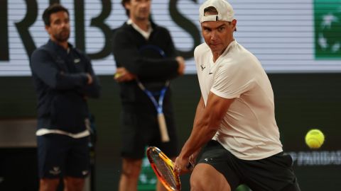 Rafael Nadal durante su primer entrenamiento en París, a 6 días de Roland Garros.