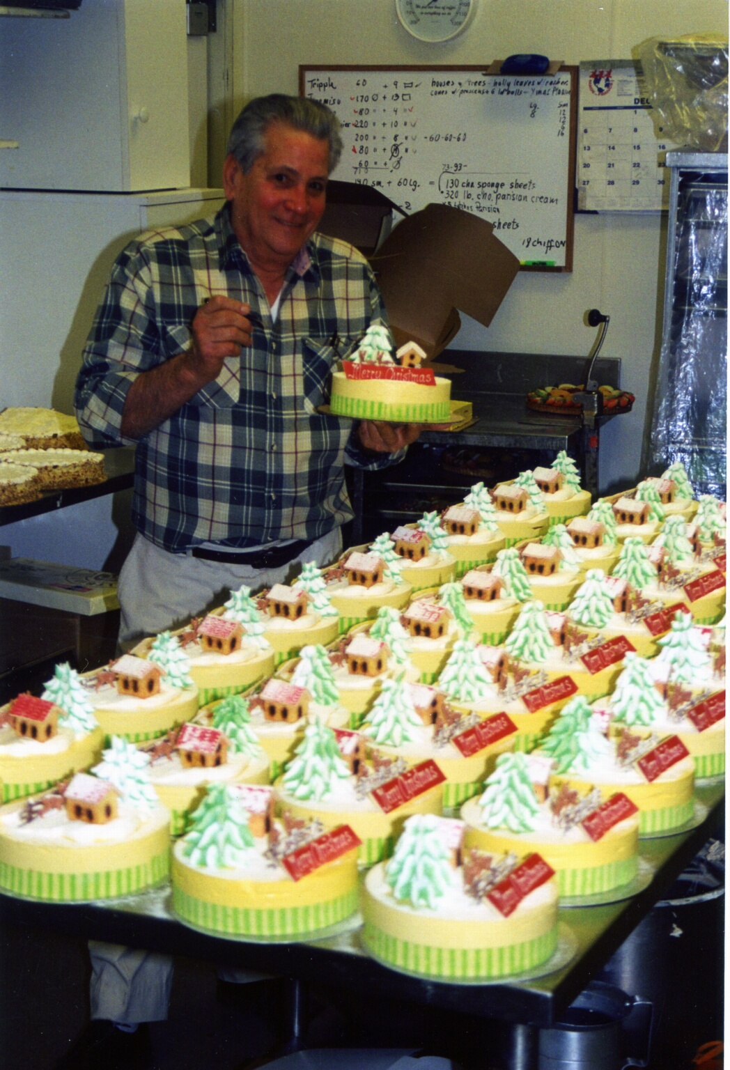 Raúl Porto posa junto a una dotación de pasteles recién horneados en el restaurante original de Porto's en Glendale durante los años 90.