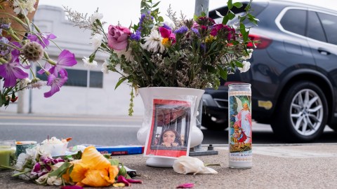 Un altar construido en honor a la niña Rosenda Elizabeth Smiley que falleció el sábado pasado en Newport Beach.