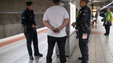 Dos oficiales del LAPD detienen a una persona en la plataforma de la estación de Metro Westlake/MacArthur Park en Los Angeles.