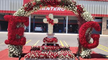 Arreglo floral en honor al hijo del Chapo