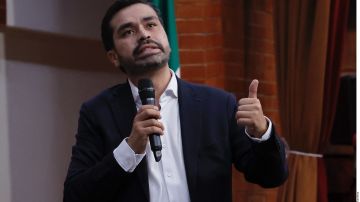 Candidato presidencial mexicano, Jorge Álvarez, retoma actividades de campaña tras accidente en templete