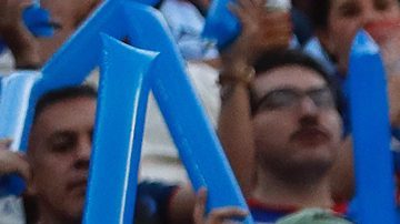 MEX8233. CIUDAD DE MÉXICO (MÉXICO), 19/05/2024.- Aficionados del Cruz Azul apoyan a su equipo ante Monterrey este domingo, durante un juego de vuelta por las semifinales del torneo Clausura 2024 de la Liga MX, celebrado en el estadio Ciudad de los Deportes de la Ciudad de México (México). EFE/Sáshenka Gutiérrez