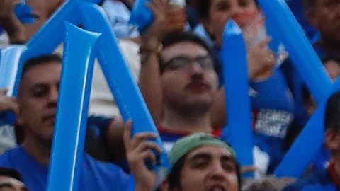 MEX8233. CIUDAD DE MÉXICO (MÉXICO), 19/05/2024.- Aficionados del Cruz Azul apoyan a su equipo ante Monterrey este domingo, durante un juego de vuelta por las semifinales del torneo Clausura 2024 de la Liga MX, celebrado en el estadio Ciudad de los Deportes de la Ciudad de México (México). EFE/Sáshenka Gutiérrez