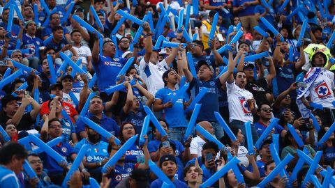 MEX8233. CIUDAD DE MÉXICO (MÉXICO), 19/05/2024.- Aficionados del Cruz Azul apoyan a su equipo ante Monterrey este domingo, durante un juego de vuelta por las semifinales del torneo Clausura 2024 de la Liga MX, celebrado en el estadio Ciudad de los Deportes de la Ciudad de México (México). EFE/Sáshenka Gutiérrez