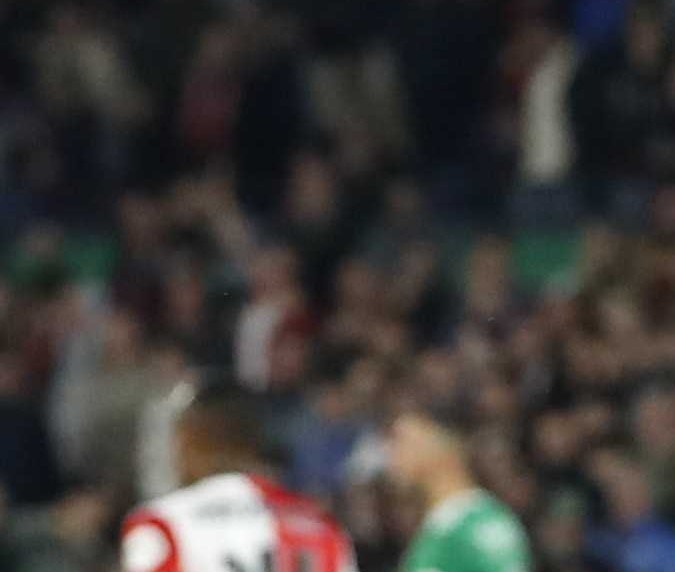 El delantero mexicano Santiago Giménez celebrando la primera de sus dos anotaciones este domingo en la victoria del Feyenoord.