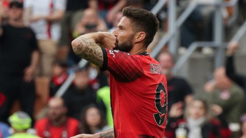 Milan (Italy), 05/05/2024.- AC Milan's Oliver Giroud celebrates after scoring the 3-2 goal during the Italian Serie A soccer match of AC Milan against Genoa CFC, in Milan, Italy, 05 May 2024. (Italia, Génova) EFE/EPA/Roberto Bregani