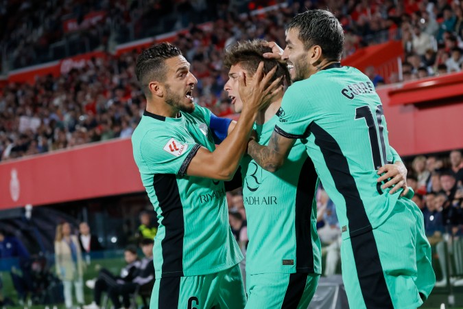 Los jugadores del Atlético Madrid celebrando la anotación del español Rodrigo Riquelme que los puso adelante en el marcador en su visita al Mallorca.