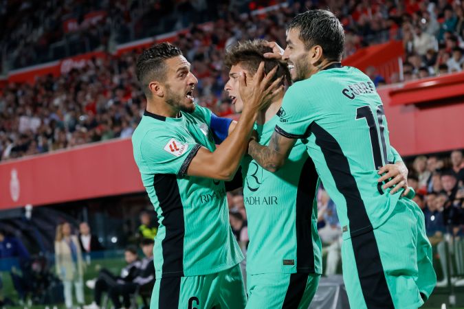 Los jugadores del Atlético Madrid celebrando la anotación del español Rodrigo Riquelme que los puso adelante en el marcador en su visita al Mallorca.