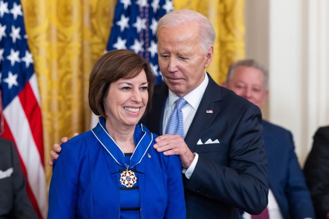 Joe Biden entrega la Medalla Presidencial de la Libertad a la directora del Centro Espacial Johnson de la NASA, Ellen Ochoa.