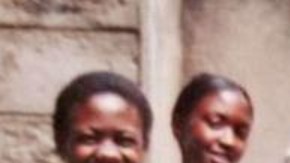 Dorothy Kweyu rodeada en 2002 por sus nueve hijos: se puede ver a Stephen Munyakho con gafas en la última fila.