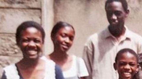 Dorothy Kweyu rodeada en 2002 por sus nueve hijos: se puede ver a Stephen Munyakho con gafas en la última fila.