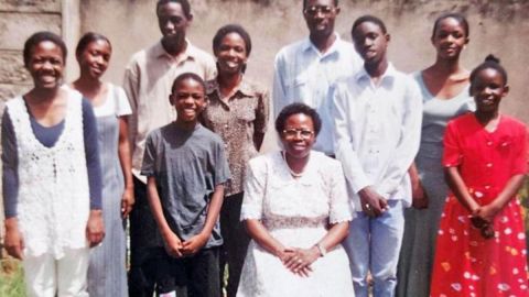 Dorothy Kweyu rodeada en 2002 por sus nueve hijos: se puede ver a Stephen Munyakho con gafas en la última fila.