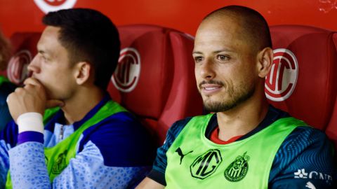 MEX7426. TOLUCA (MÉXICO), 11/05/2024.- Javier Hernández (d) del Guadalajara en la banca de suplentes este sábado, durante un juego de vuelta de los cuartos de final de la Liga MX, celebrado en el estadio Nemesio Diez en la ciudad de Toluca (México). EFE/Alex Cruz