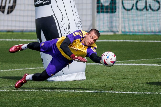 El portero del Real Madrid, Andriy Lunin, durante el entrenamiento realizado este lunes en la Ciudad Deportiva de Valdebebas.