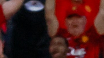 El mediocampista del Mallorca, Sergi Darder, celebra tras anotar un gol durante el partido de LaLiga ante el Almería disputado este domingo en el estadio de Son Moix.