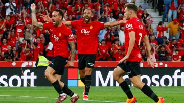 El mediocampista del Mallorca, Sergi Darder, celebra tras anotar un gol durante el partido de LaLiga ante el Almería disputado este domingo en el estadio de Son Moix.