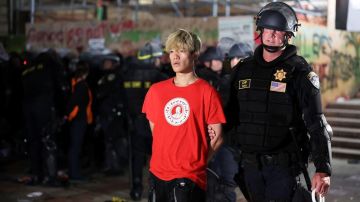 La policía de Los Ángeles detuvo a unas 130 personas en el operativo para desmantelar el campamento contra la guerra de Gaza en UCLA.