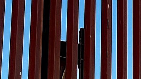 El narcotúnel tiene el tamaño justo para cruzar drogas e inmigrantes indocumentados por debajo del muro fronterizo.