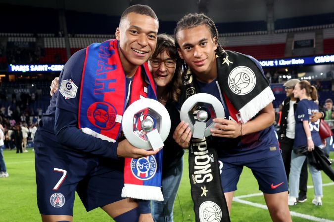 Kylian Mbappé acompañado de su hermano y compañero de equipo, Ethan Mbappé y su madre, Fayza Lamari, durante la celebración el domingo en el Parque de los Príncipes.