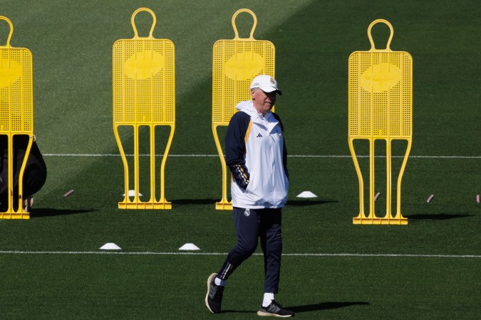Carlo Ancelotti durante un momento del entrenamiento que realizó este martes el Real Madrid en las instalaciones del equipo merengue en la capital española.