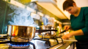 Cocinar con estufas de gas aumenta la inhalación de dióxido de nitrógeno, según un estudio