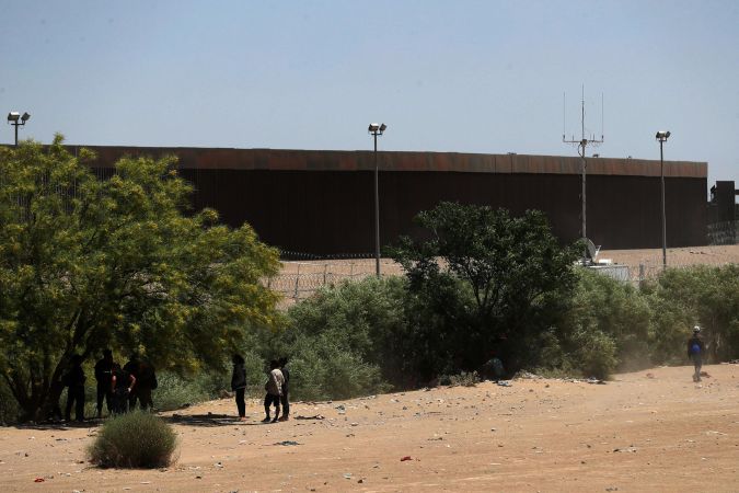 Migrantes acusan a guardias de Texas de disparar balas de goma y gas en frontera con México