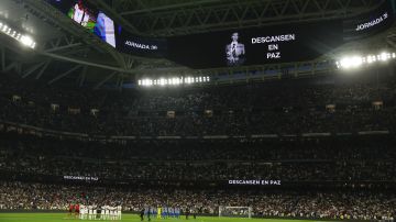 Momento en el que aparece la imagen de Menotti en la pantalla del santiago Bernabéu.