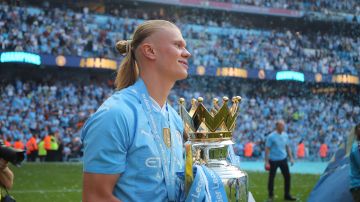 Manchester (United Kingdom), 19/05/2024.- Manchester City's Erling Haaland poses with the Premier League championship trophy, the fourth consecutive won by City, after the English Premier League soccer match of Manchester City against West Ham United, in Manchester, Britain, 19 May 2024. (Liga de Campeones, Reino Unido) EFE/EPA/ASH ALLEN EDITORIAL USE ONLY. No use with unauthorized audio, video, data, fixture lists, club/league logos, 'live' services or NFTs. Online in-match use limited to 120 images, no video emulation. No use in betting, games or single club/league/player publications.