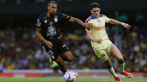 MEX7407. CIUDAD DE MÉXICO (MÉXICO), 11/05/2024.- José Rondón (i) de Pachuca disputa un balón con Israel Reyes (d) del América este sábado, durante un juego de vuelta de los cuartos de final de la Liga MX, celebrado en el estadio Azteca de la Ciudad de México (México). EFE/Sáshenka Gutiérrez