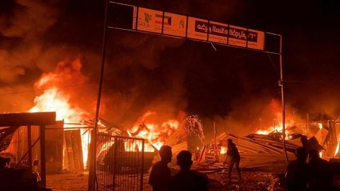 El ataque dejó a muchos atrapados entre las llamas, según la Media Luna Roja.