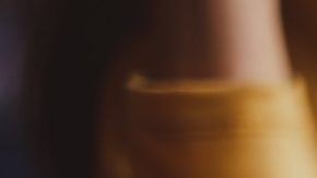 Mano de mujer poniendo moneda de en alcancía.