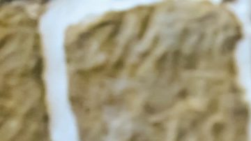 Retrato de una mamá y su hija pequeña disfrutando de un brunch por el Día de la Madre.