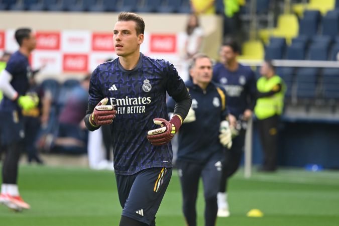 El portero ucraniano del Real Madrid, Andriy Lunin, durante el calentamiento previo al partido contra el Villarreal correspondiente a la jornada 37 de LaLiga que se jugó en el estadio La Cerámica.