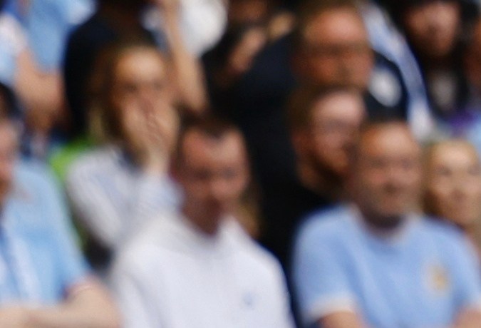 El delantero argentino Alejandro Garnacho celebrando la anotación que abrió el marcador delante de los aficionados del Manchester City.